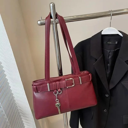 Tas Dames - Langwerpige Schoudertas met Gesp en Sleutelhanger | Stoer