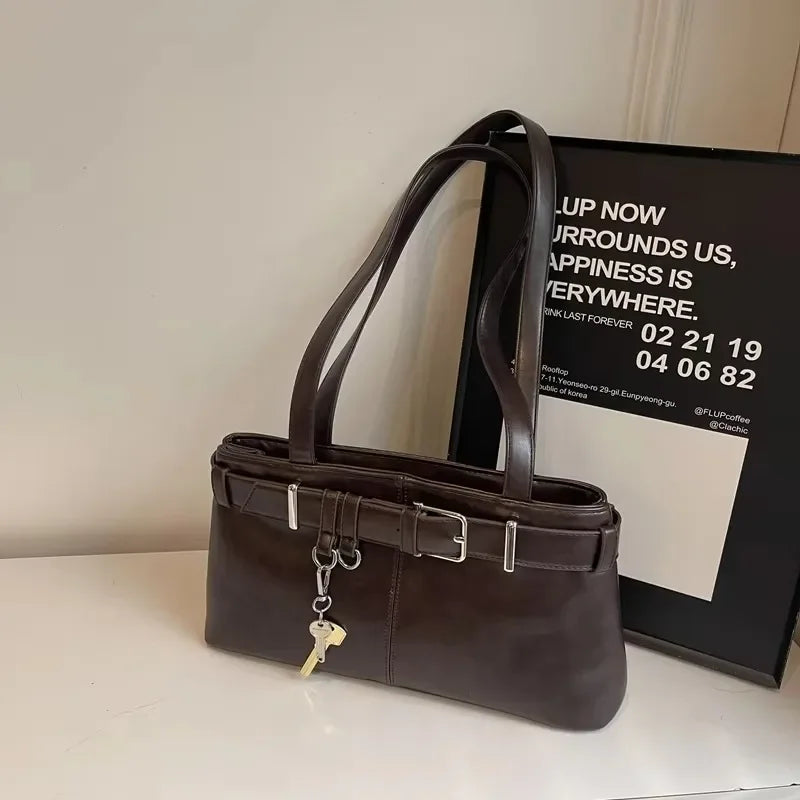 Tas Dames - Langwerpige Schoudertas met Gesp en Sleutelhanger | Stoer