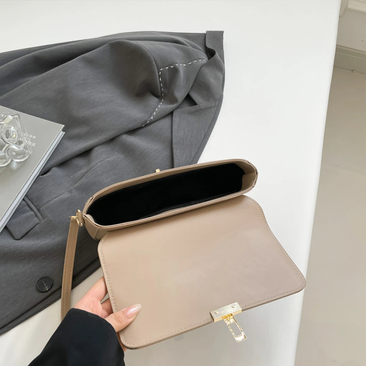 Tas Dames - Strakke Schoudertas met Gouden Draaisluiting | Klassiek