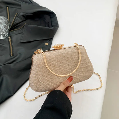 Tas Dames - Schoudertas met Studs en Halfmaan Silhouet | Edgy
