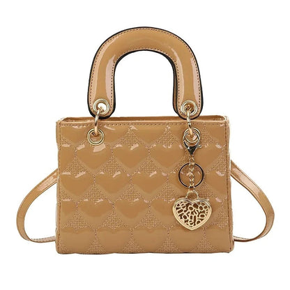 Tas Dames - Compacte Glanzende Handtas met Hartmotief en Gouden Hanger | Chique