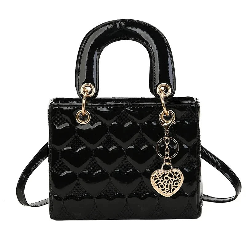 Tas Dames - Compacte Glanzende Handtas met Hartmotief en Gouden Hanger | Chique