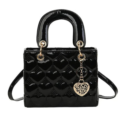 Tas Dames - Compacte Glanzende Handtas met Hartmotief en Gouden Hanger | Chique