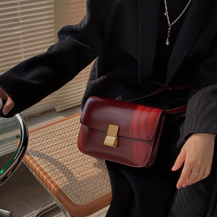 Tas Dames - Compacte Crossbody met Klepje en Goudkleurig Slot | Chique