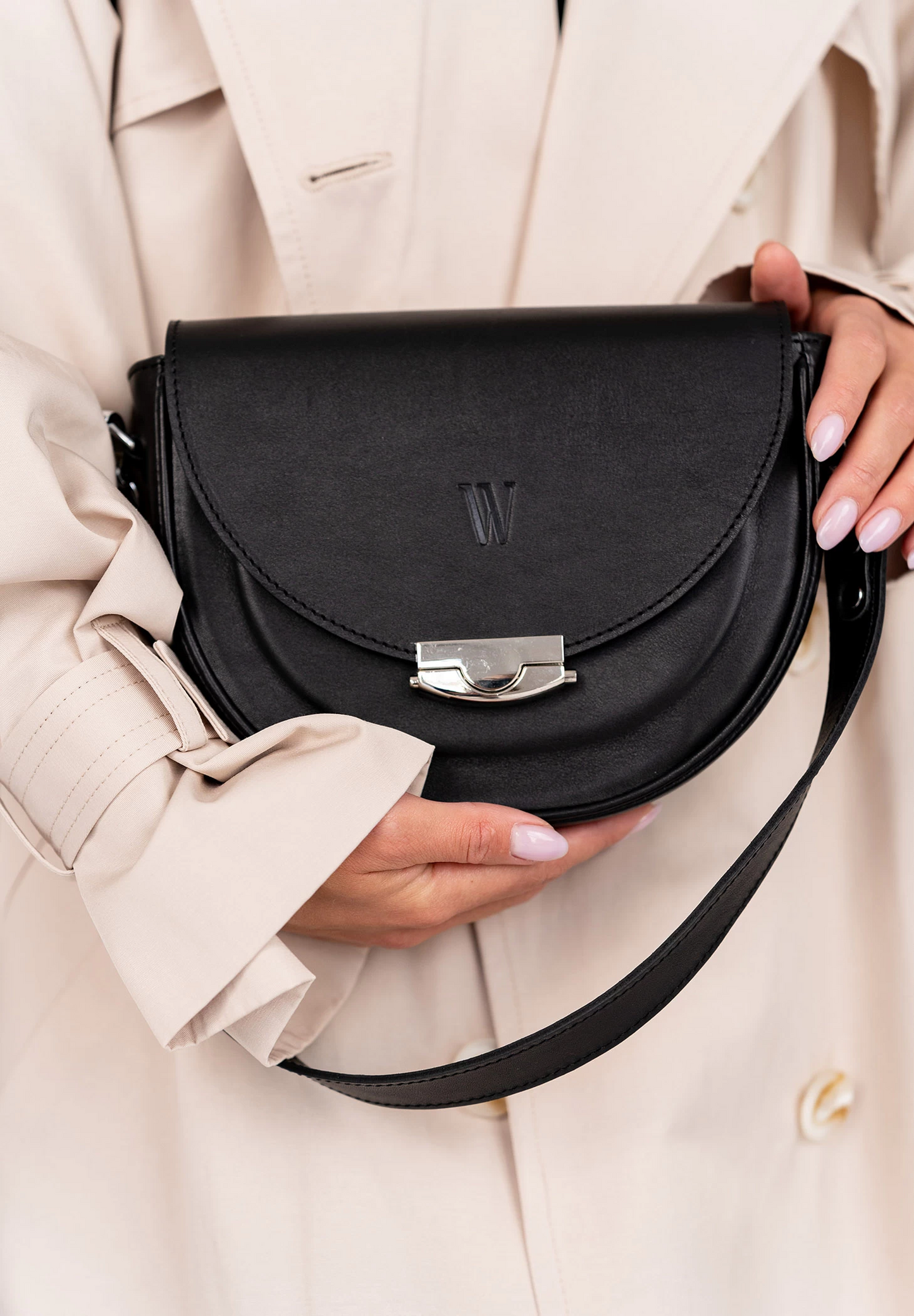 Tas Dames - Ronde Saddle Crossbody met Zilver Drukslot en Brede Band | Chic