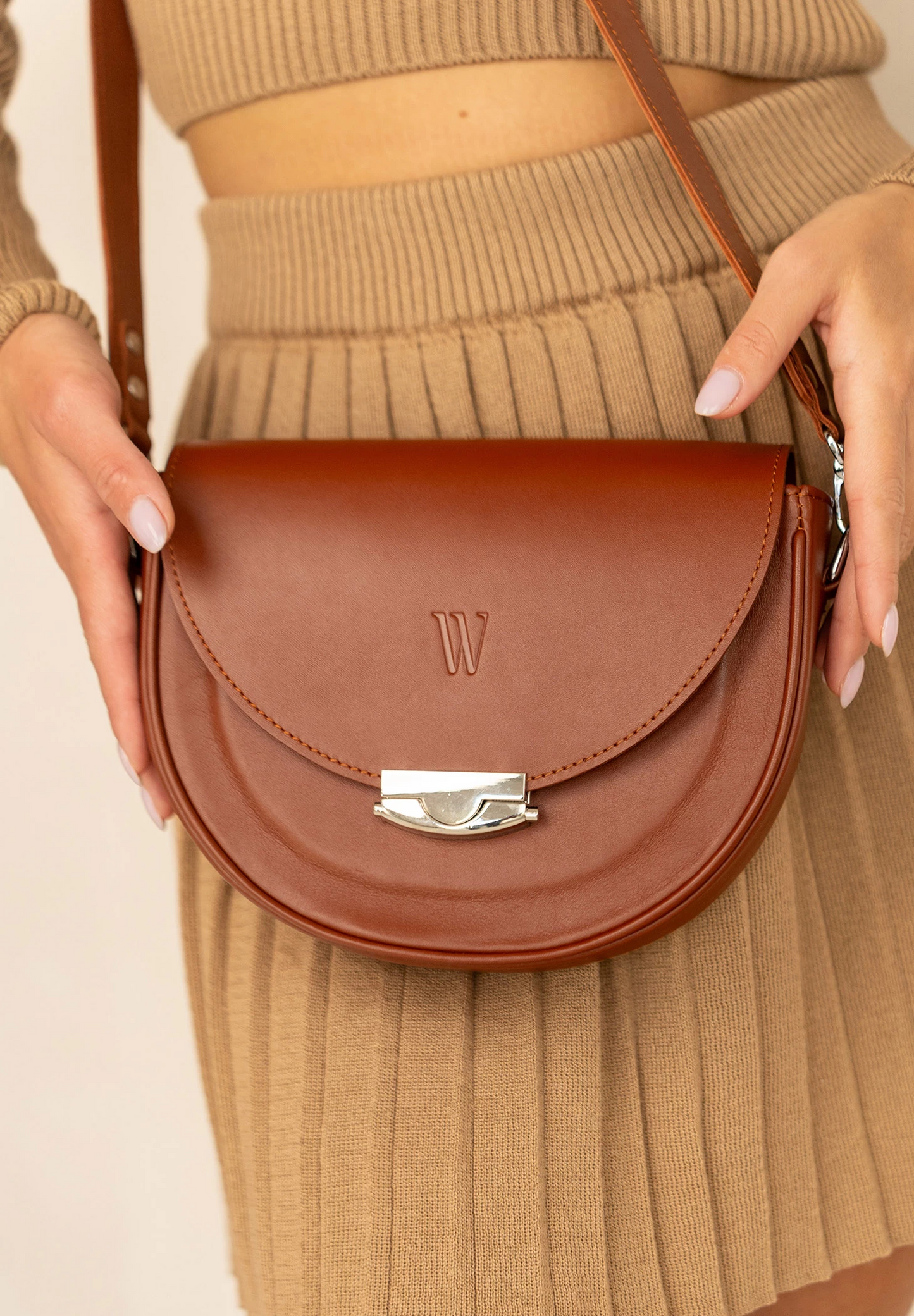 Tas Dames - Ronde Saddle Crossbody met Zilver Drukslot en Brede Band | Chic