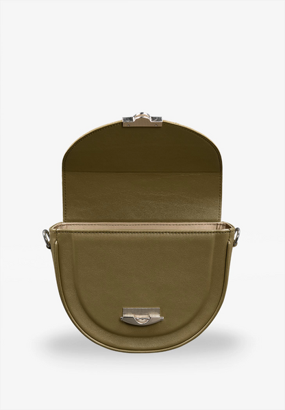 Tas Dames - Ronde Saddle Crossbody met Zilver Drukslot en Brede Band | Chic