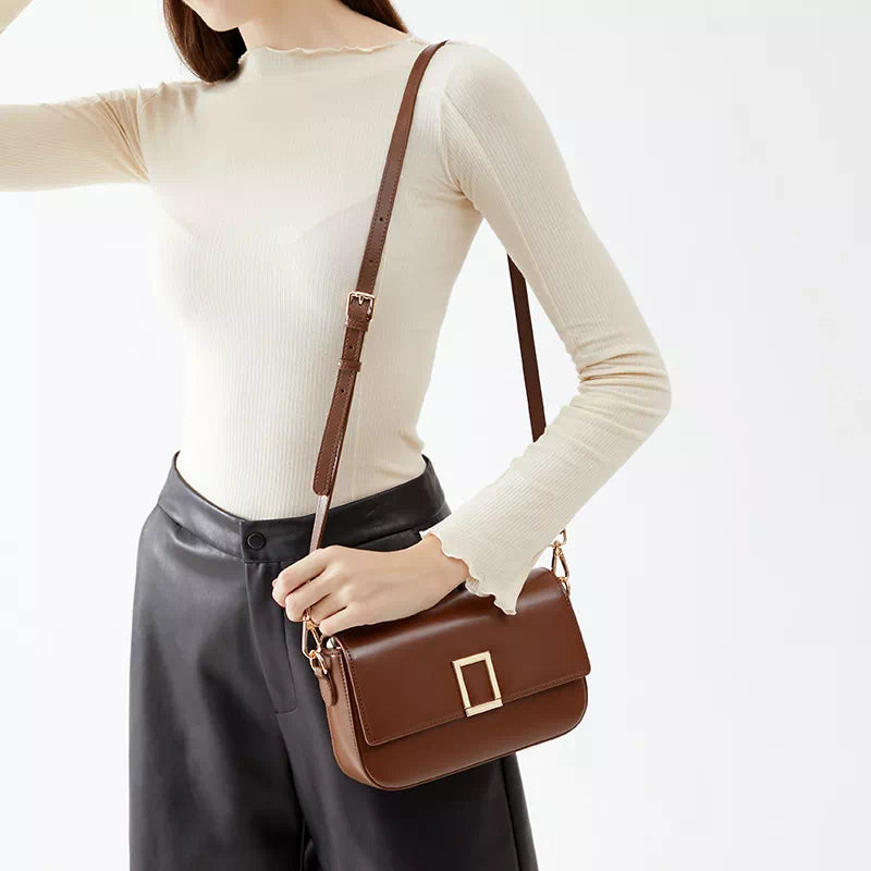Tas Dames - Strakke Flap Crossbody met Gouden Vierkant Slot en Brede Band | Chic
